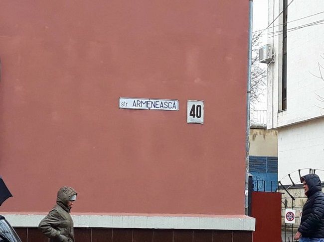 Atenție, șoferi: Pe o stradă din Capitală s-a surpat asfaltul