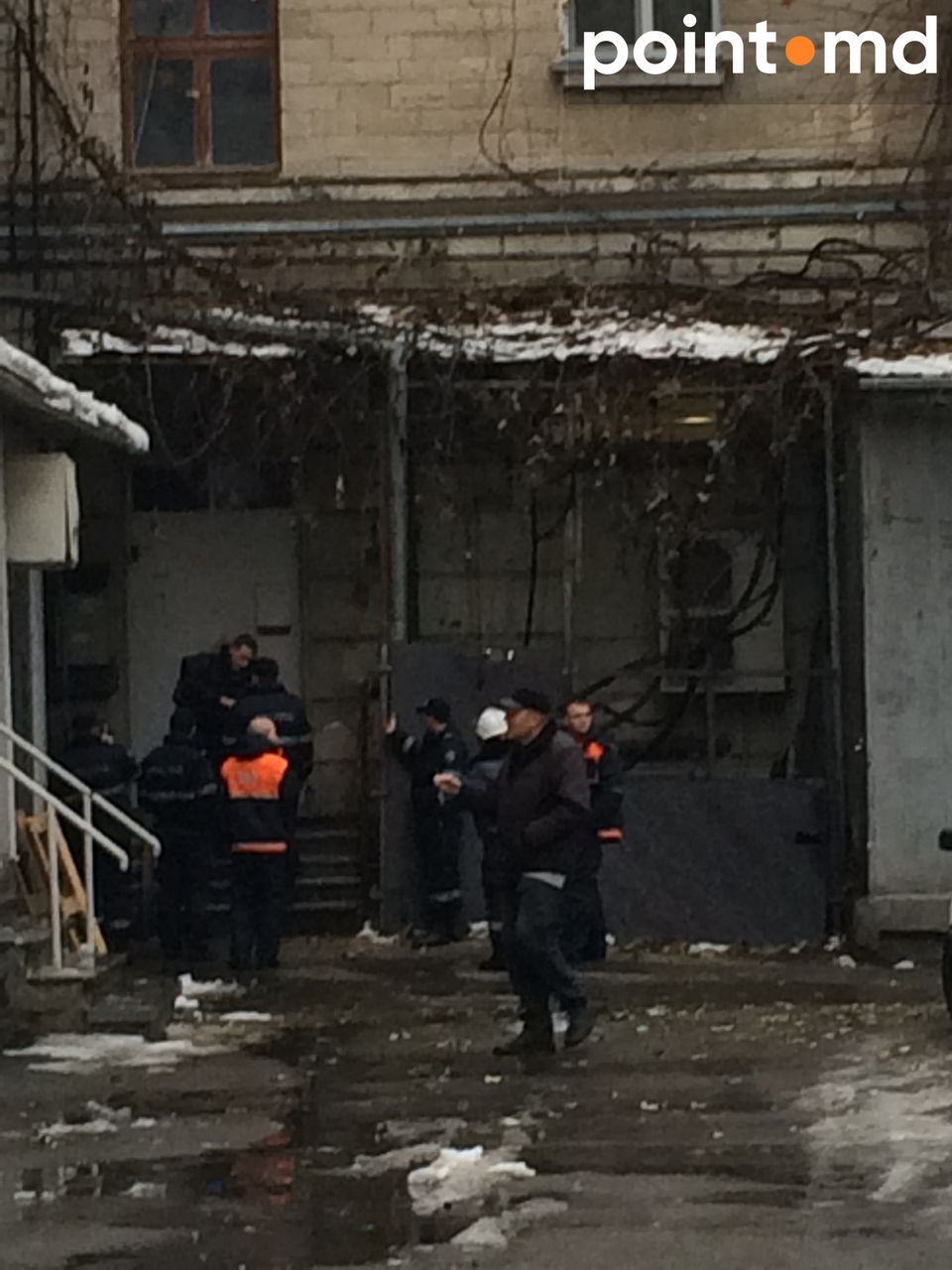В Кишиневе пьяный молодой человек гулял по скользкой крыше дома