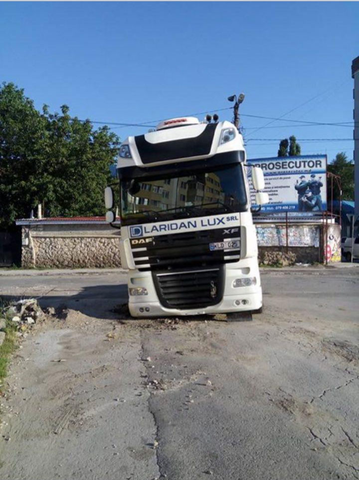 Ghinion matinal: Un TIR, blocat într-o groapă la Durlești