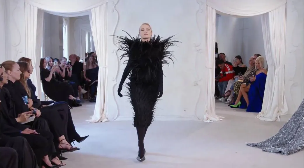 Рената Литвинова стала моделью Balenciaga и прошла по подиуму перед Земфирой