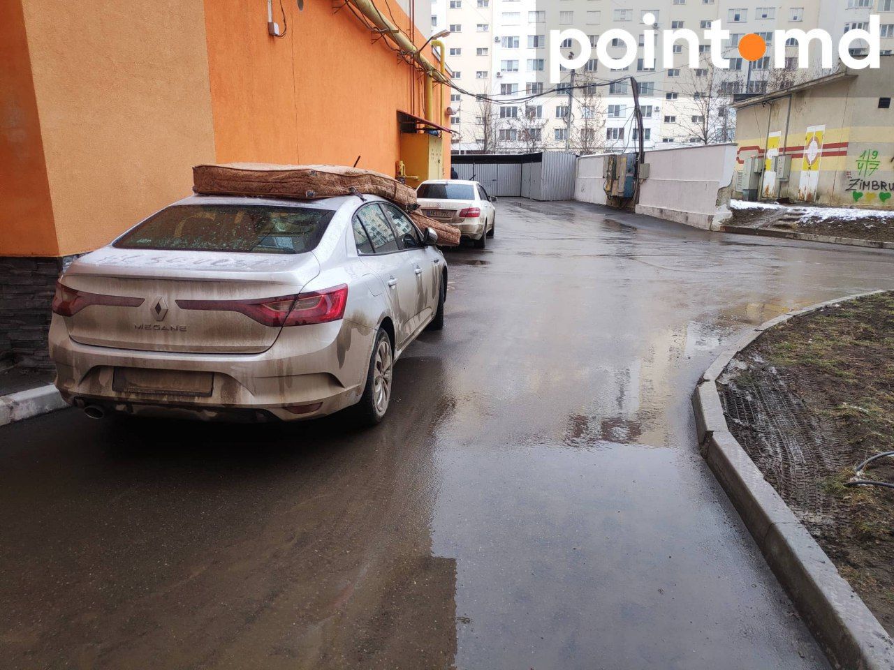 В Кишиневе набросили матрасы на автомобиль, припаркованный в проезде