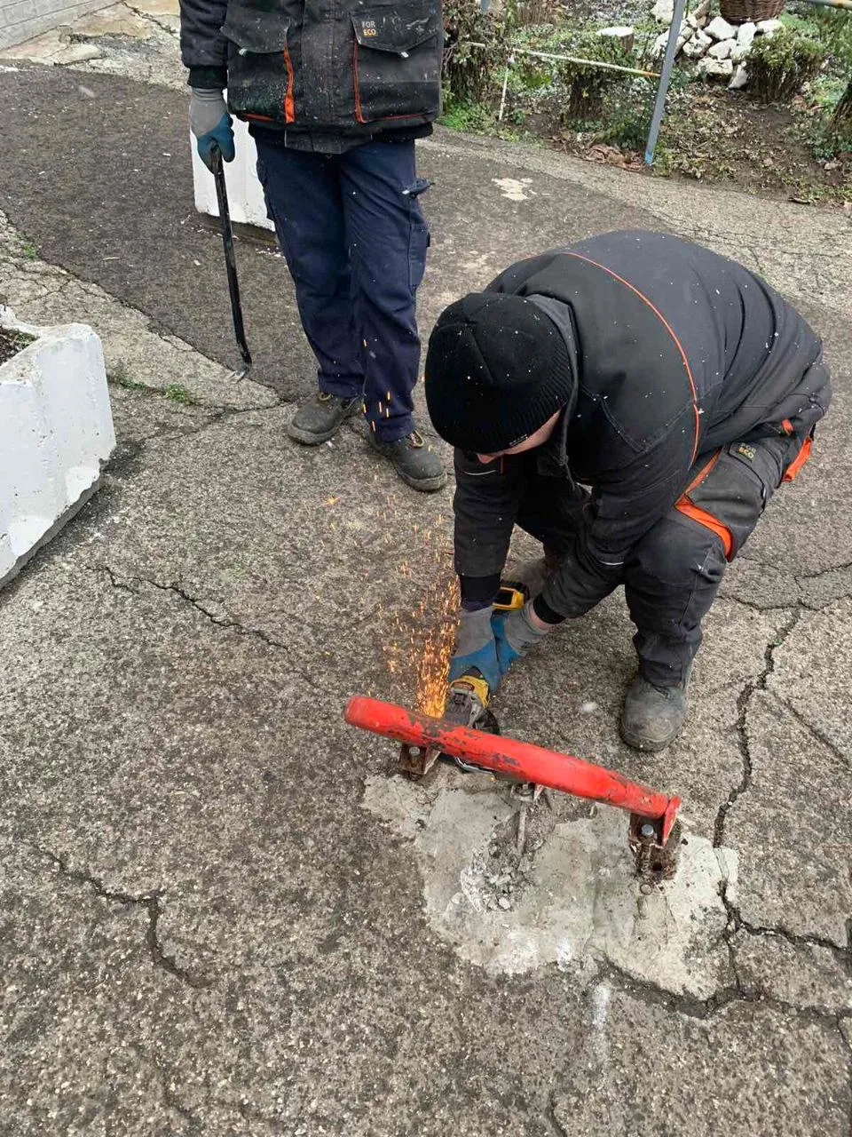 Autoritățile municipale demontează barierele ilegale de parcare din Chișinău