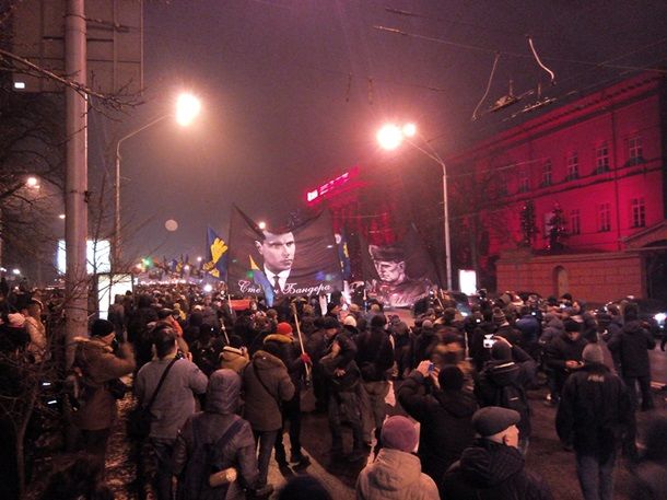 В Киеве проходит факельное шествие в честь Бандеры