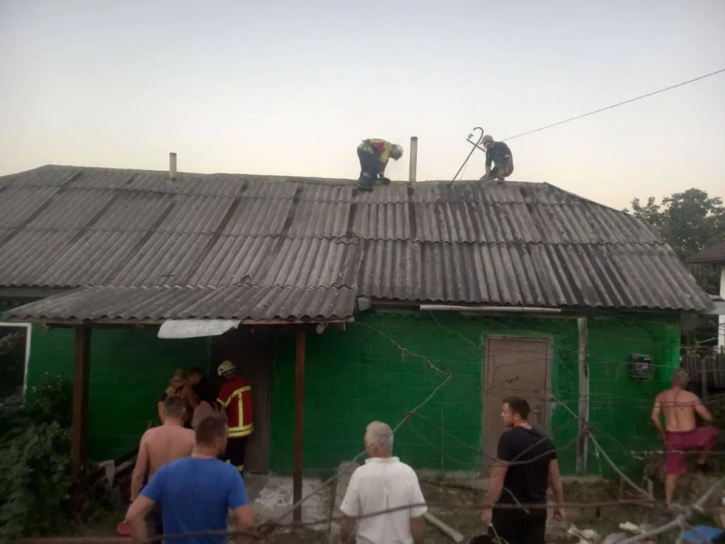 В Каларашском районе произошел пожар: сгорели сарай и крыша дома