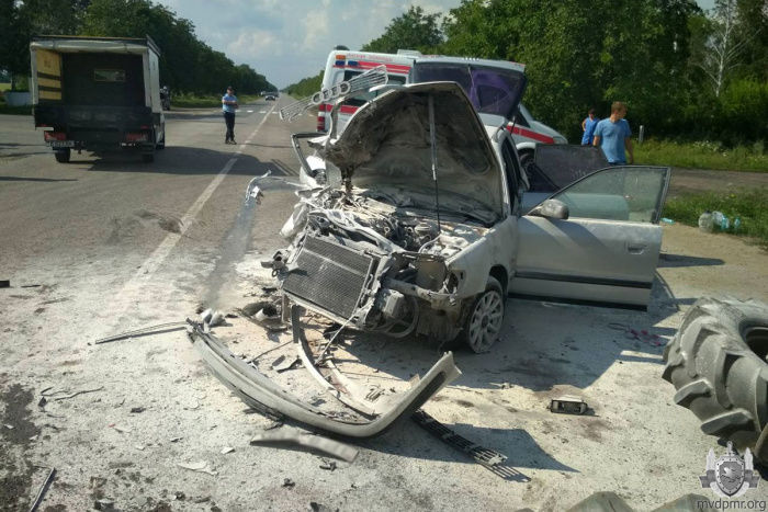 В Рыбницком районе легковушка столкнулась с трактором