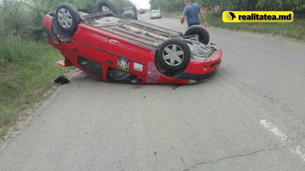 В Яловенском районе в результате ДТП опрокинулся автомобиль