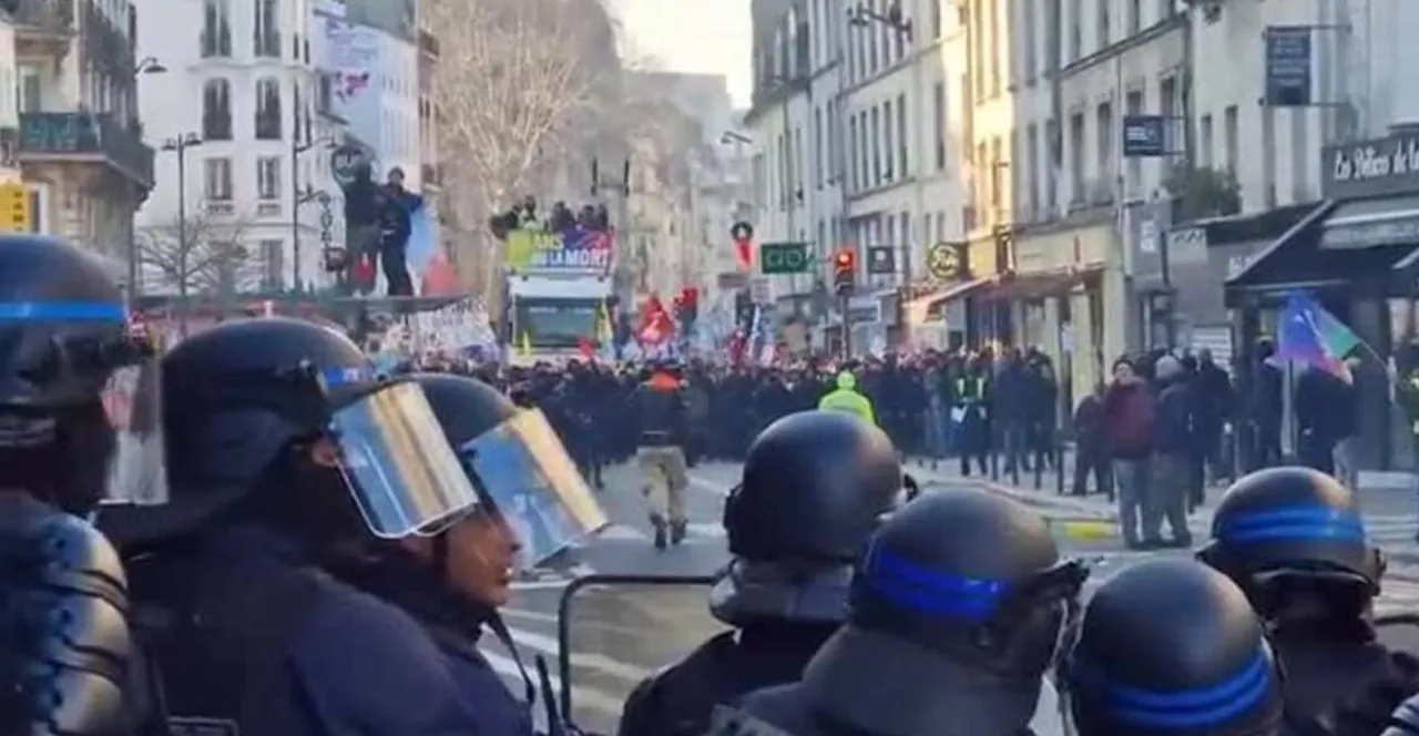 В Париже прошли новые протесты против пенсионной реформы