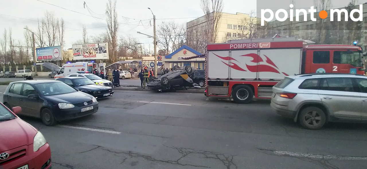 На Ботанике в результате ДТП перевернулось такси: на место приехали спасатели