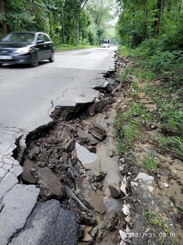 Жители Кишинева возмущены состоянием дороги, ведущей в аэропорт
