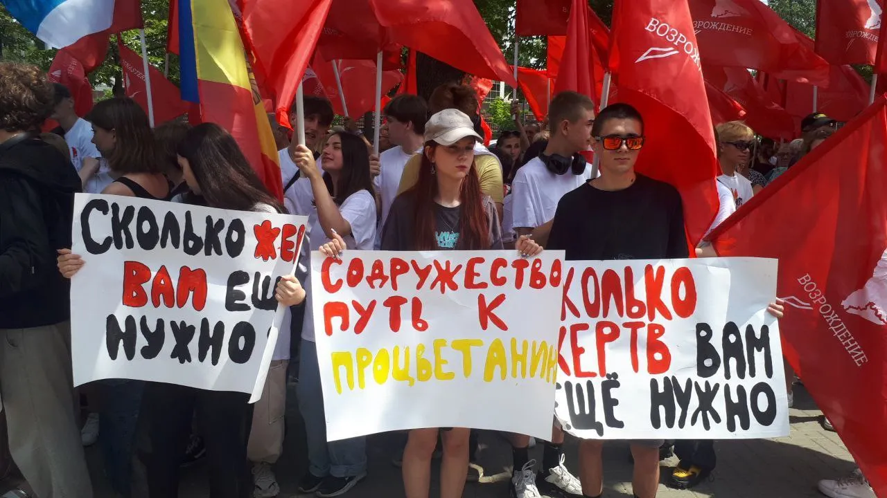 Более сотни протестующих у парламента требуют не выходить из СНГ