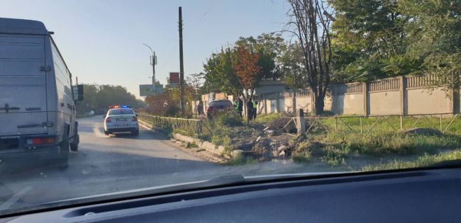 Водитель на огромной скорости разнес забор на Чеканах