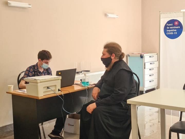 Священнослужители вакцинируются: Мы верим в медицину и в Бога