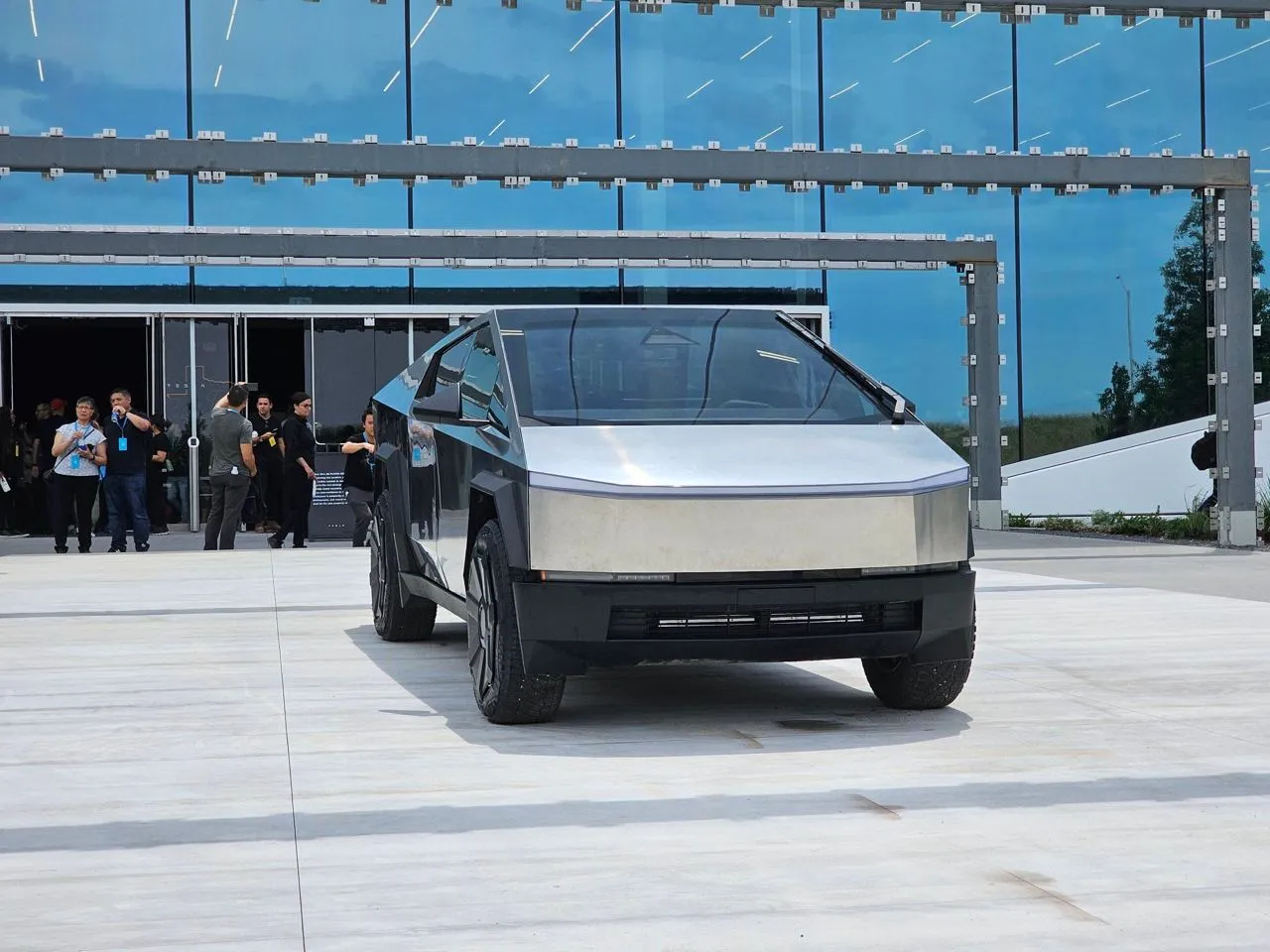 Предсерийный электрический пикап Tesla Cybertruck из автомобильного музея в США продан за $400 000