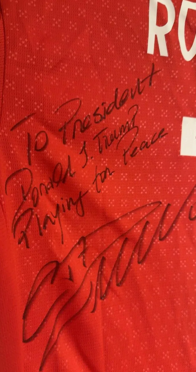 Ronaldo i-a oferit lui Trump un tricou cu autograf personal și cu un mesaj despre pace