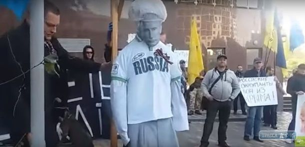 В Одессе повесили и сожгли чучело Путина