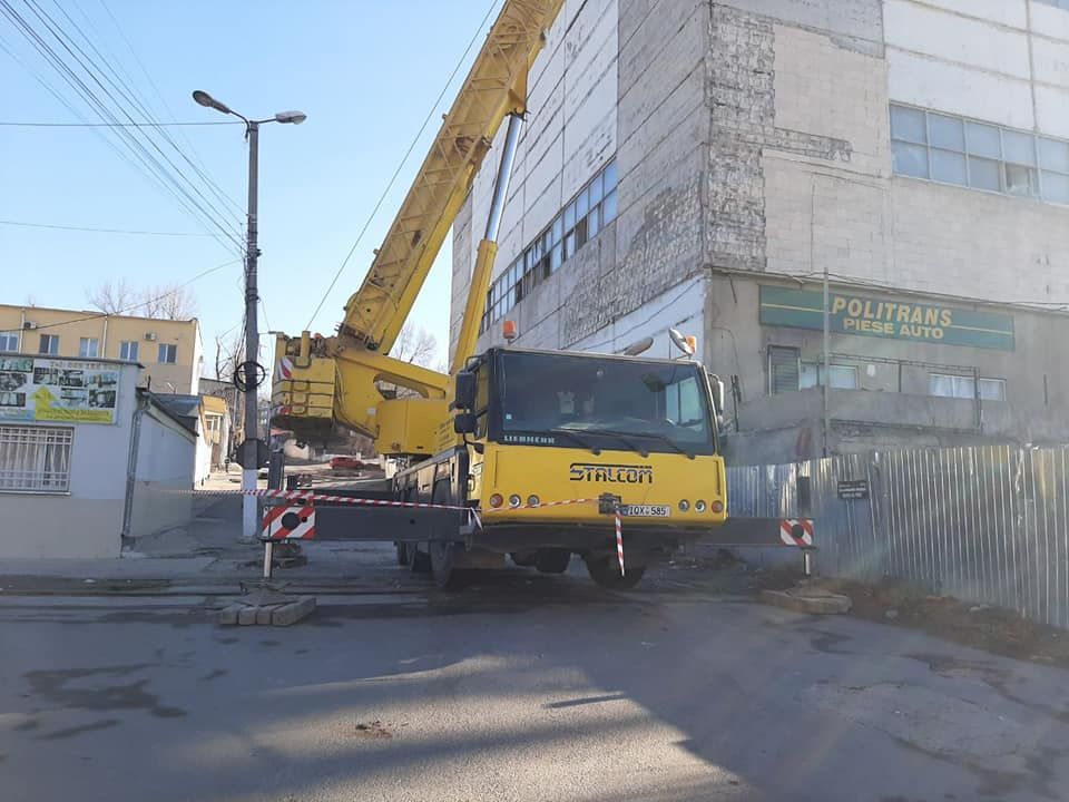 На Чеканах ведутся работы по сносу аварийного здания