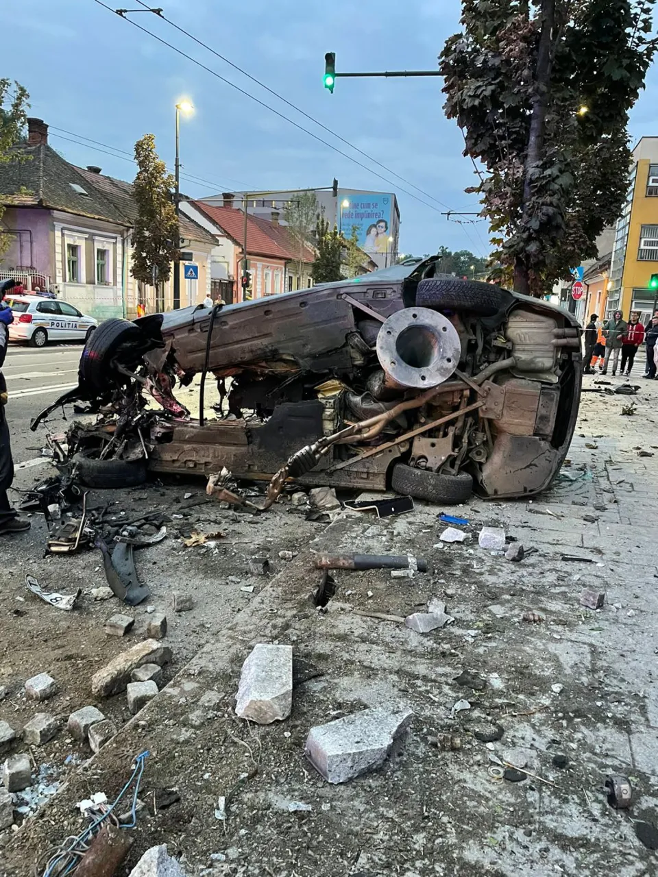 В Румынском городе водитель врезался в столб на скорости 180 км/ч
