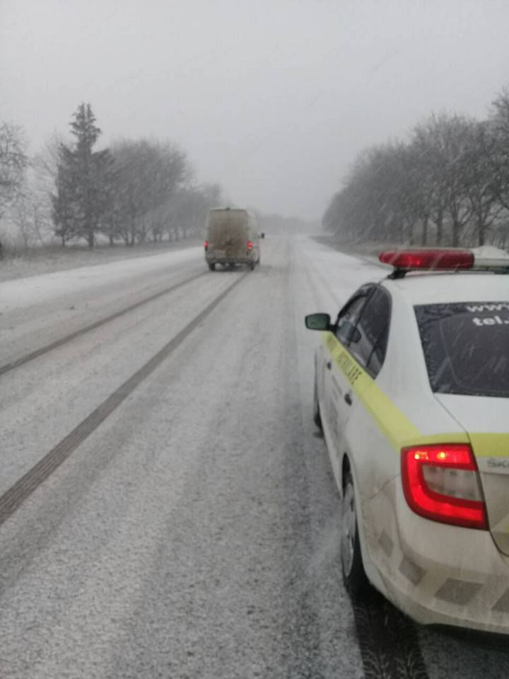 Ninge în nordul țării: Zeci de maşini şi TIR-uri, blocate