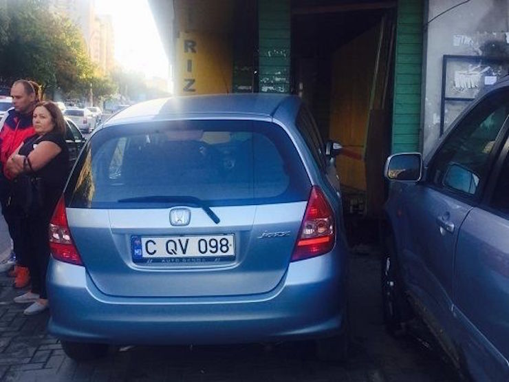 Cum a ajuns o Honda intr-o statie de autobuz. Accident in lant pe o strada din capitala
