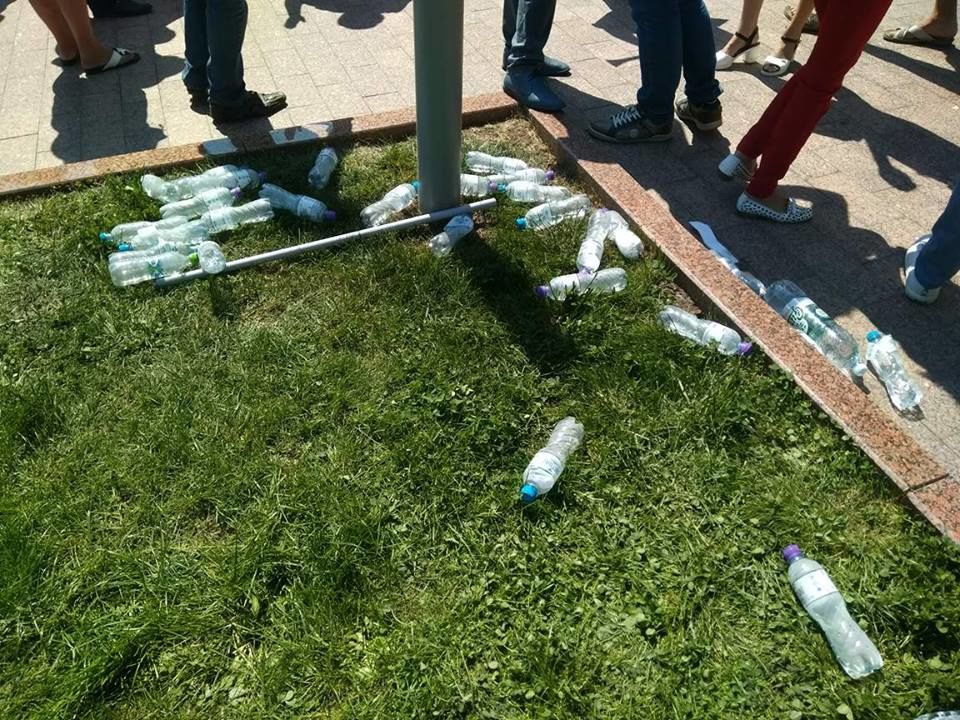 Manifestanții au plecat, gunoiul a rămas. Sticle și pancarte aruncate pe jos de susținătorii votului mixt
