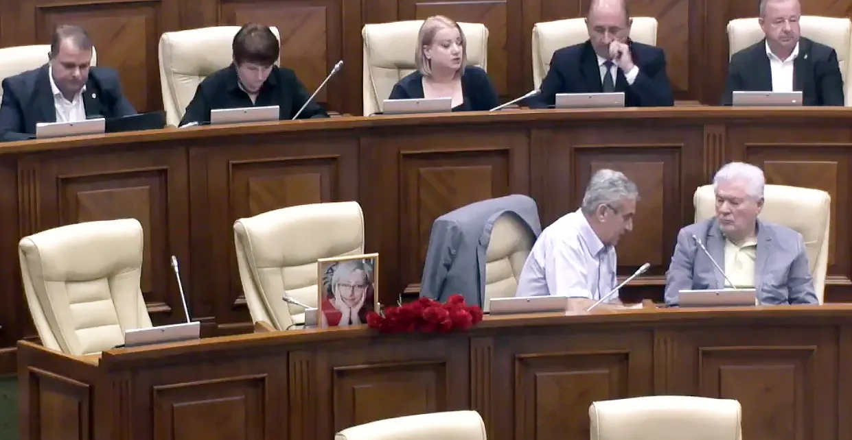 В парламенте почтили память Елены Боднаренко минутой молчания