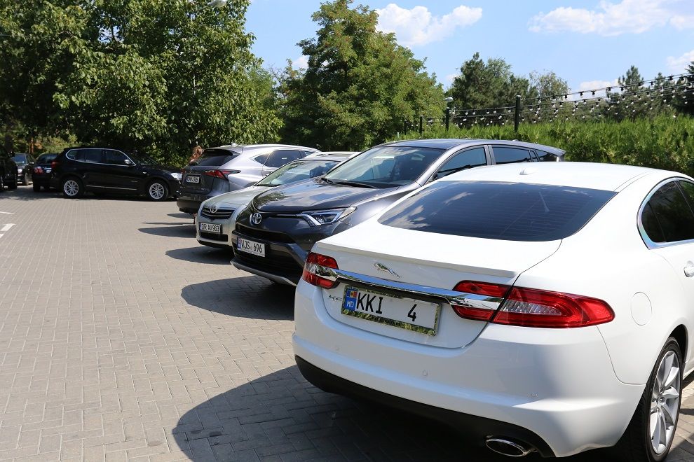 Petrecerea duhovnicului Mănăstirii Ciuflea: Mașini scumpe și muzică pe versurile lui Eminescu