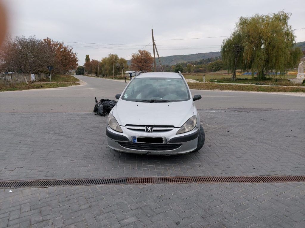 В Сынжерейском районе мотоциклист врезался в припаркованную машину