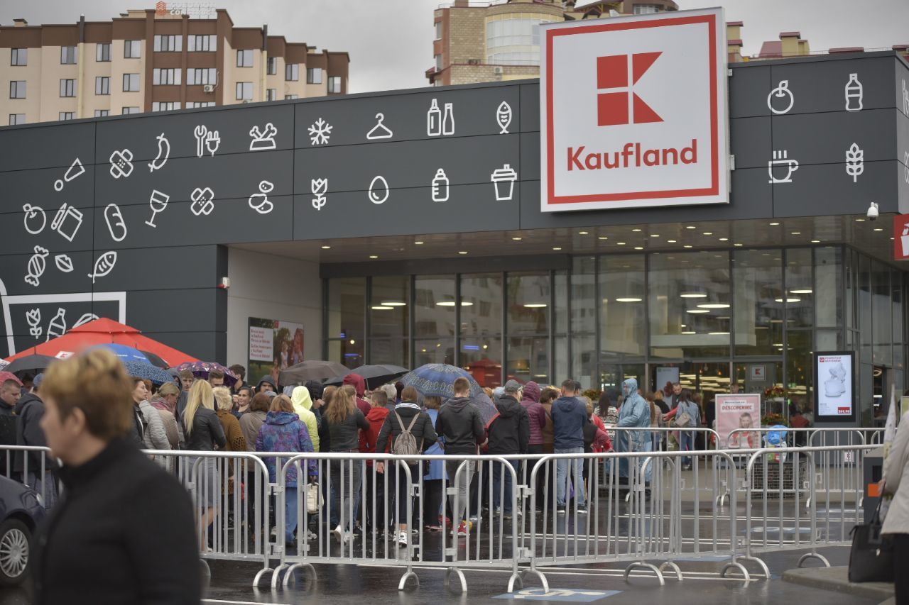 Люди стояли в очереди под дождем, чтобы попасть в Kaufland