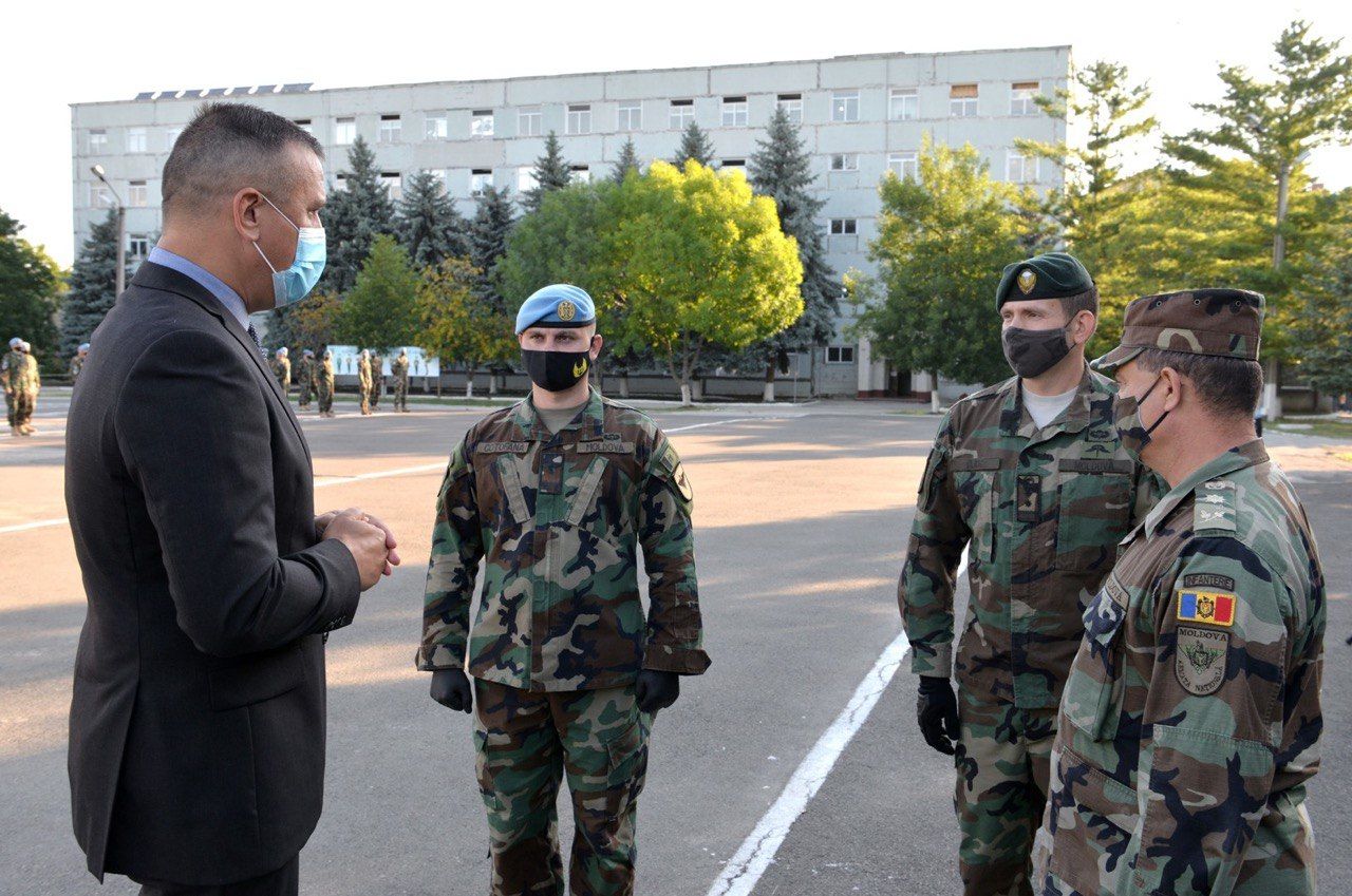 Военнослужащие, спасшие жизни двоих человек, удостоены медалей