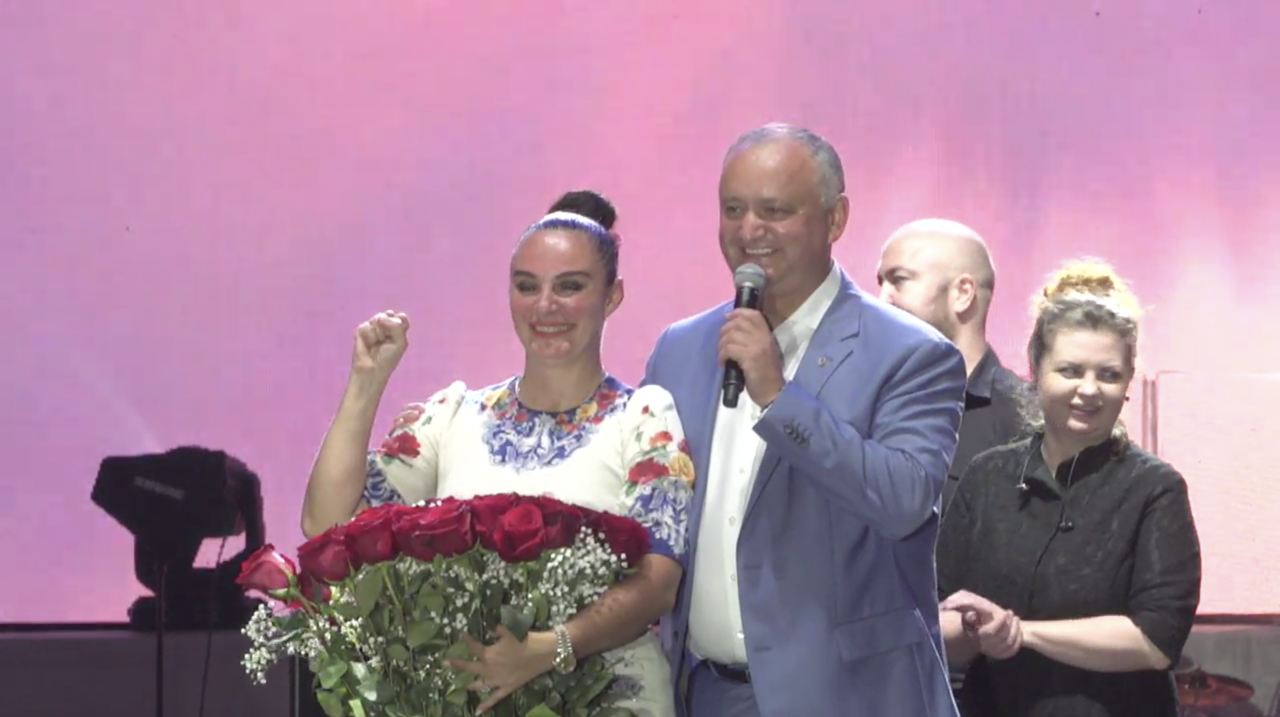 Елена Ваенга выступила на концерте в столице