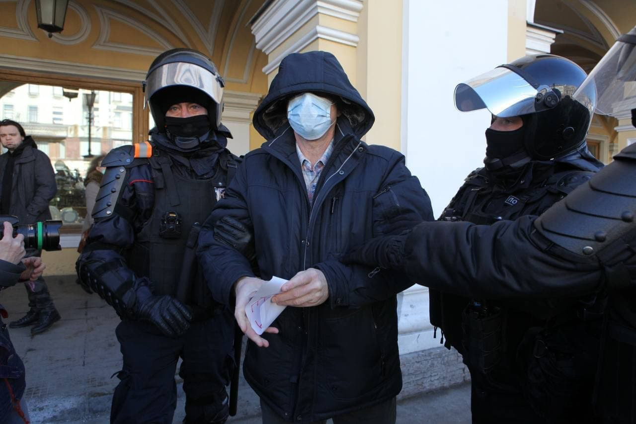В России на акциях против войны с Украиной задержаны сотни людей