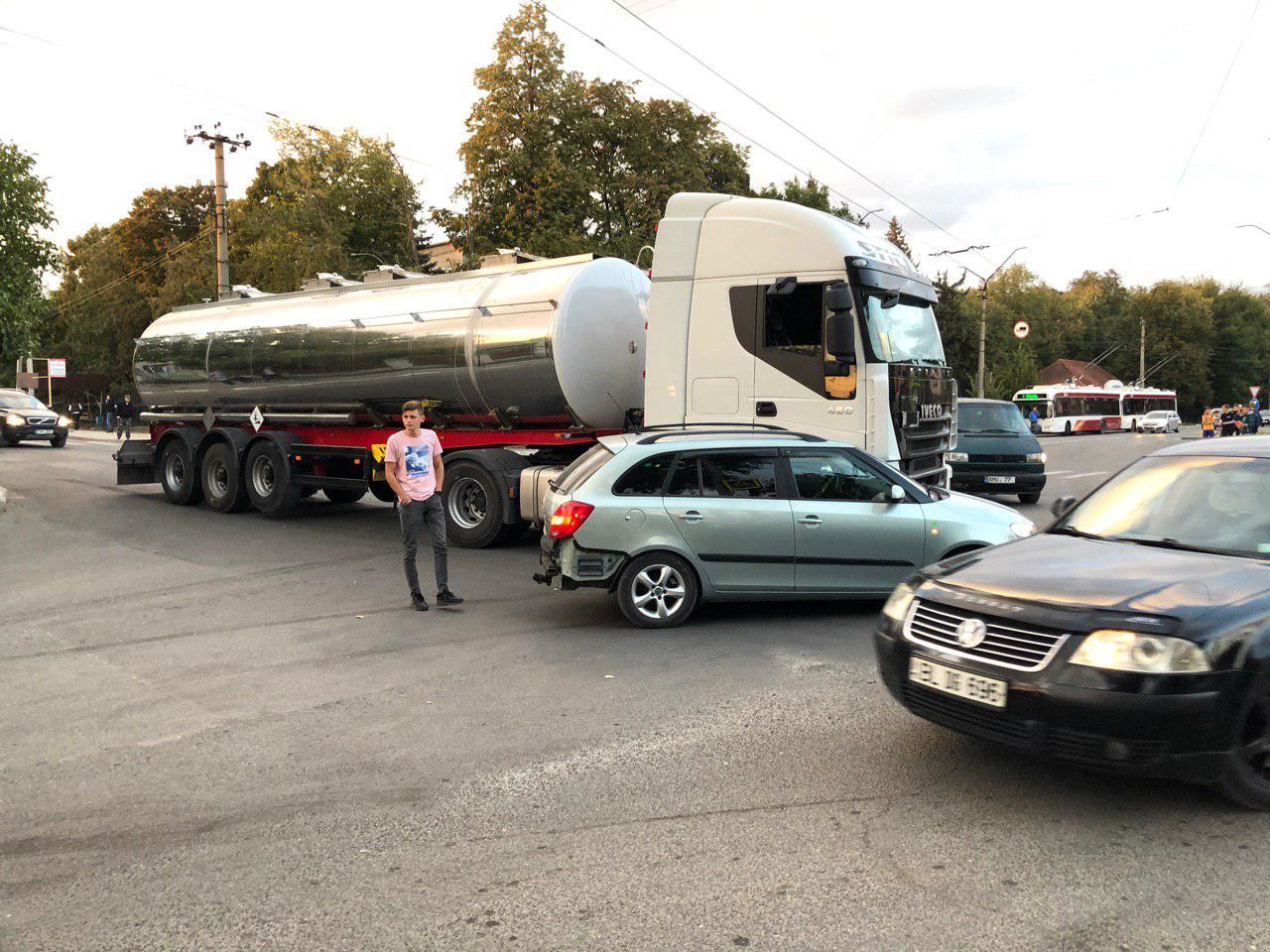 В Бельцах автоцистерна столкнулась с легковым автомобилем