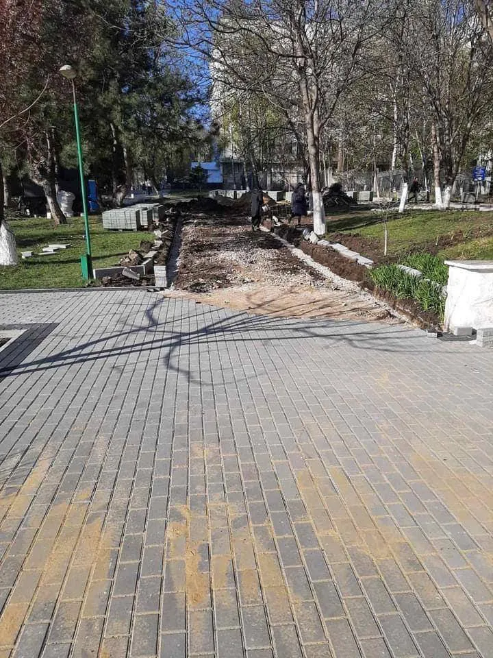 На Ботанике завершается ремонт тротуара на улице Буребиста