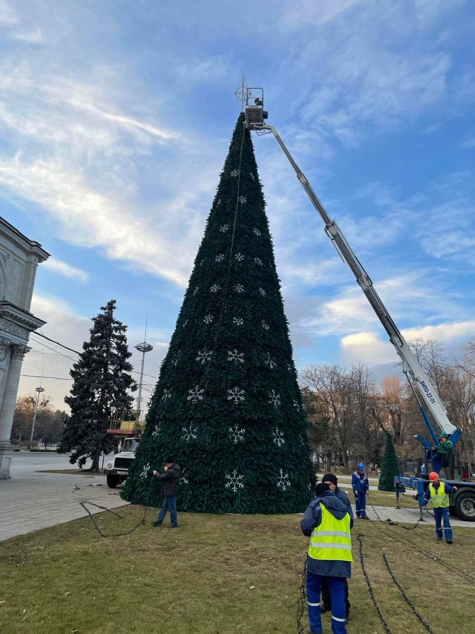 Кишинев начали украшать к праздникам