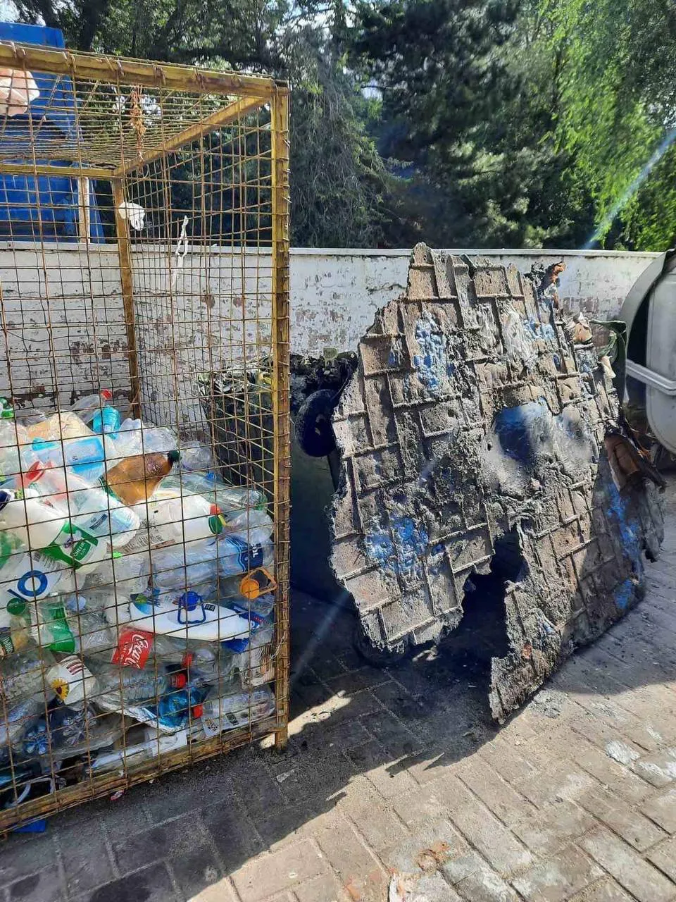В столице десятки контейнеров для мусора повреждены или сожжены