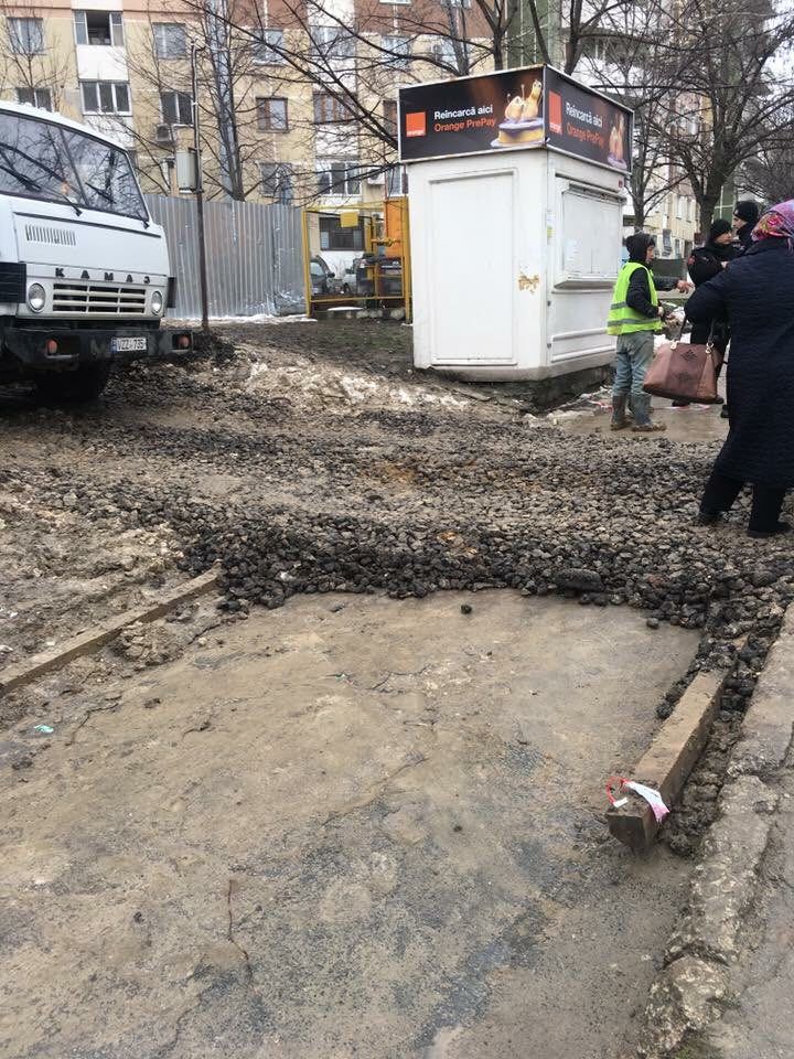 На Московском проспекте пешеходов лишили тротуара