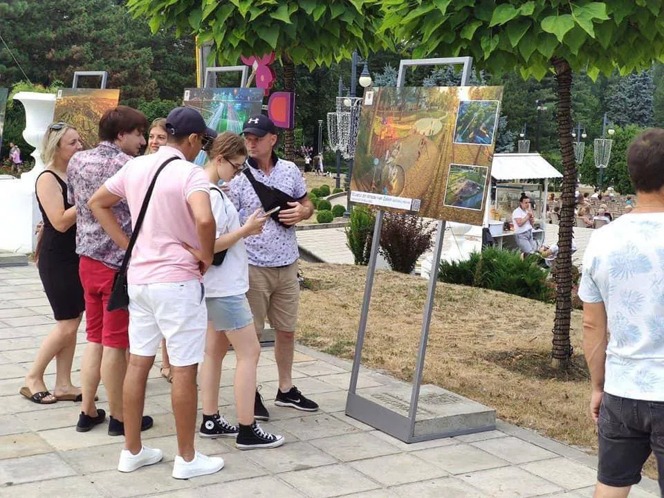 В сквере у Триумфальной арки открыта фотовыставка реализованных проектов