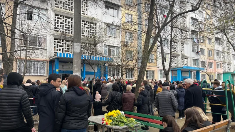 Родные и друзья прощаются со сбитой на Чеканах девочкой