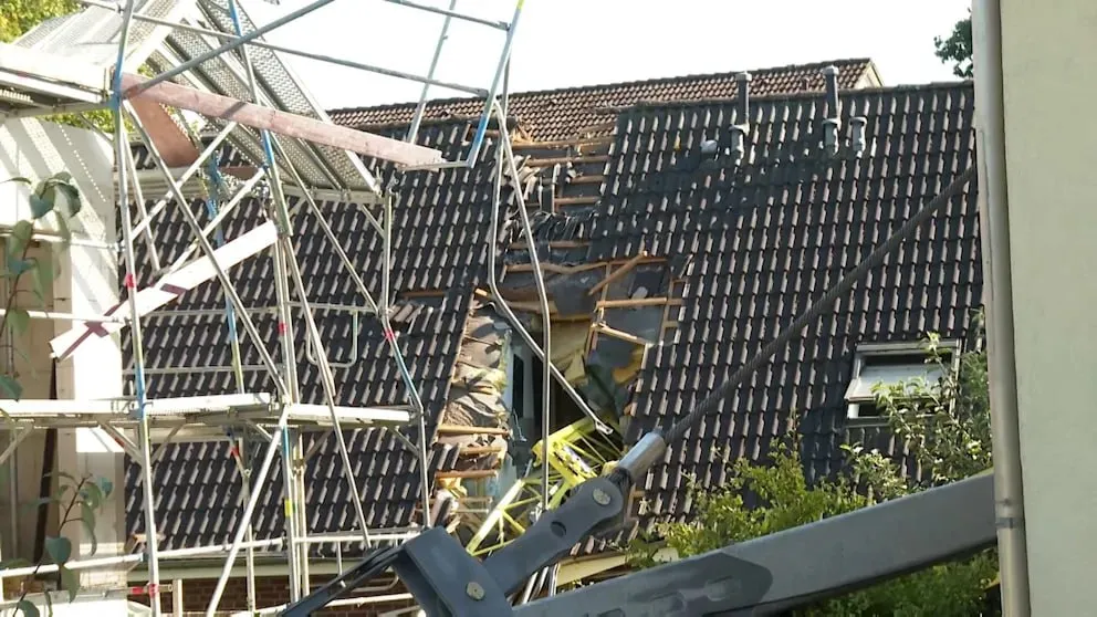 În Hamburg, o macara de construcții a căzut peste clădiri rezidențiale