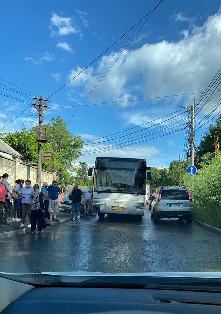 В столице произошло ДТП: столкнулись автобус и легковой автомобиль