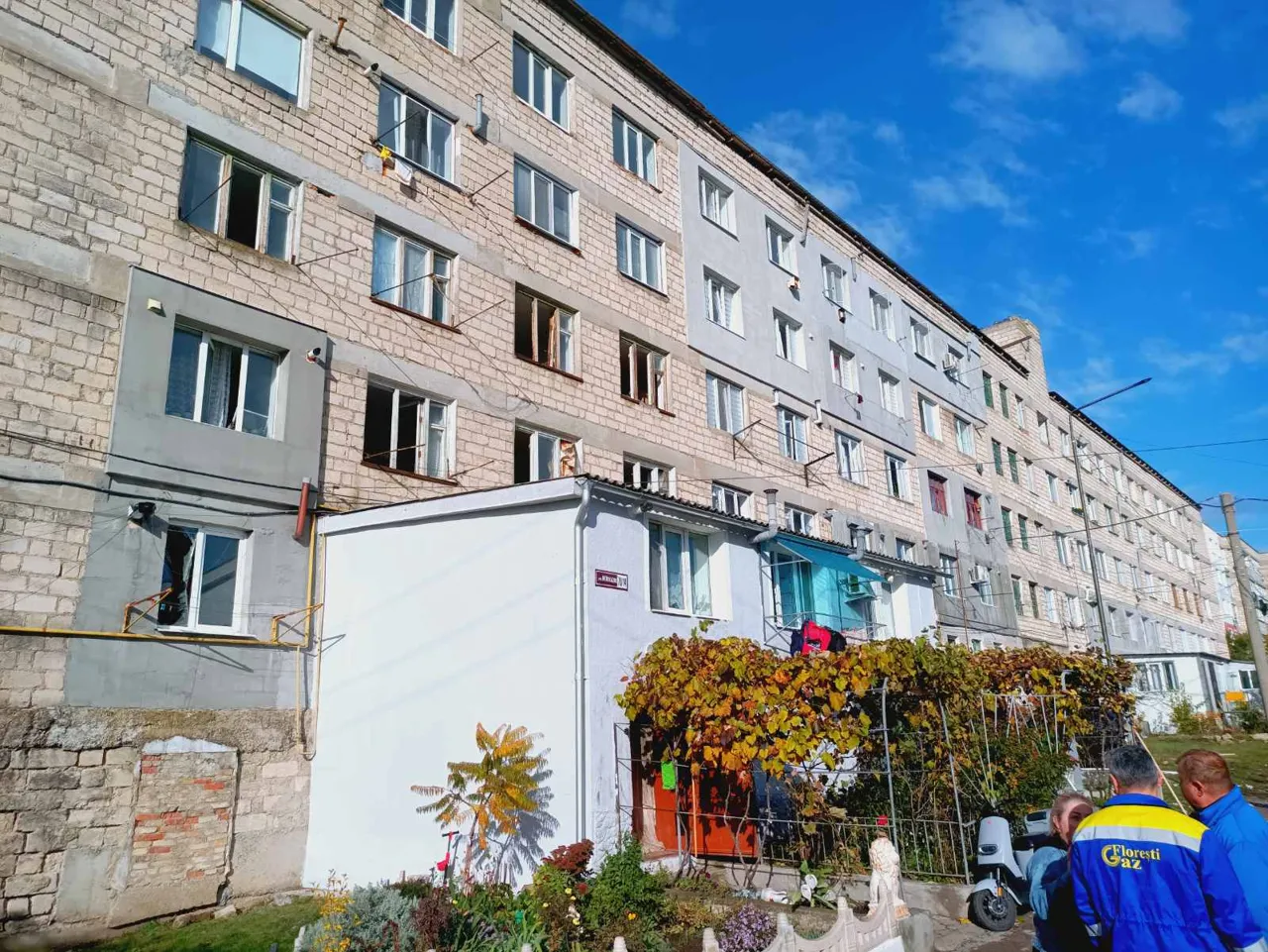 Explozie puternică într-un bloc din Florești: Două persoane au fost rănite