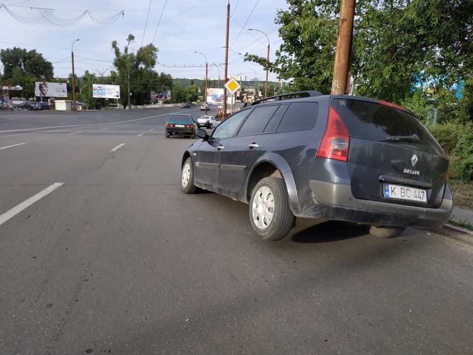 В Кишиневе водитель угодил колесом в злополучную яму и застрял