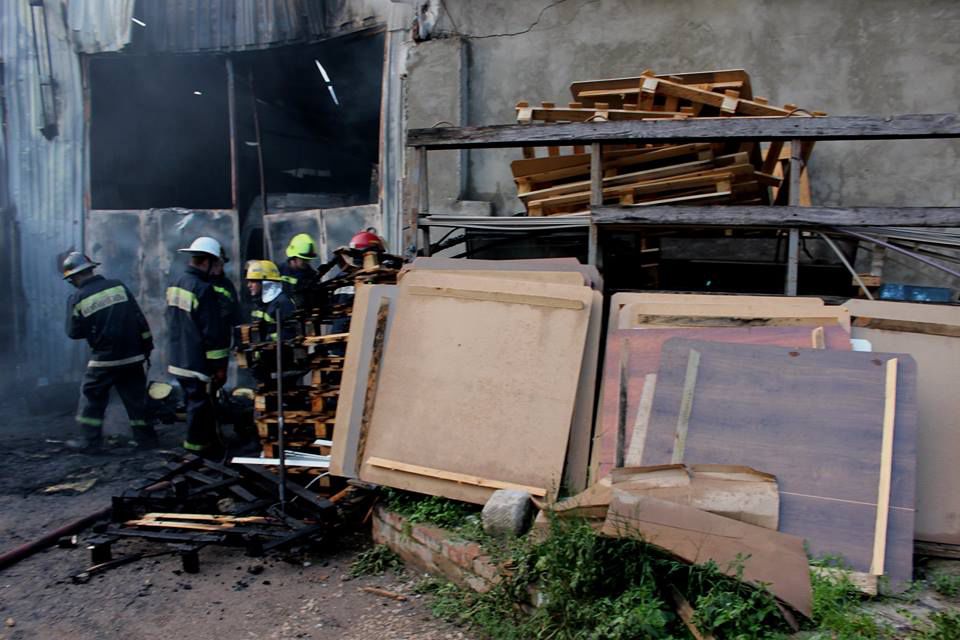 Incendiu de proporții la Ciocana. Şapte automobile au fost mistuite de flăcări