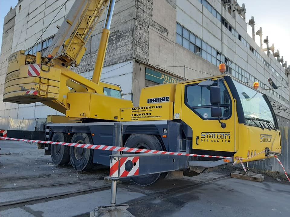 На Чеканах ведутся работы по сносу аварийного здания
