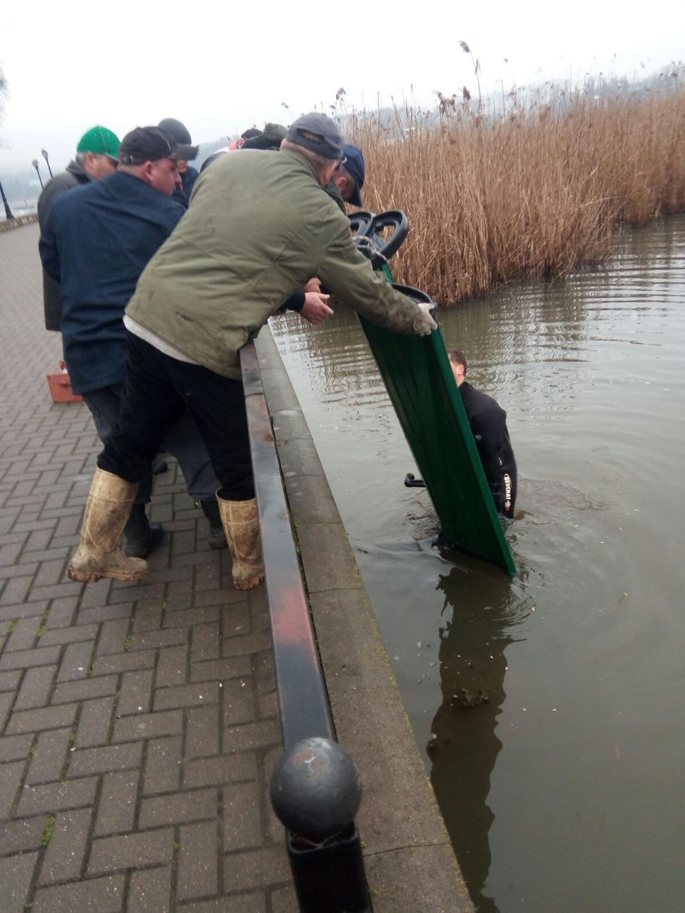 Выброшенную в озеро "Валя Морилор" скамейку вытащили на сушу