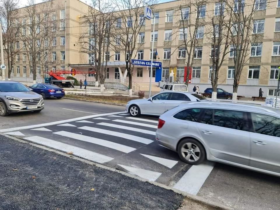 На нескольких улицах столицы обустроят приподнятые пешеходные переходы