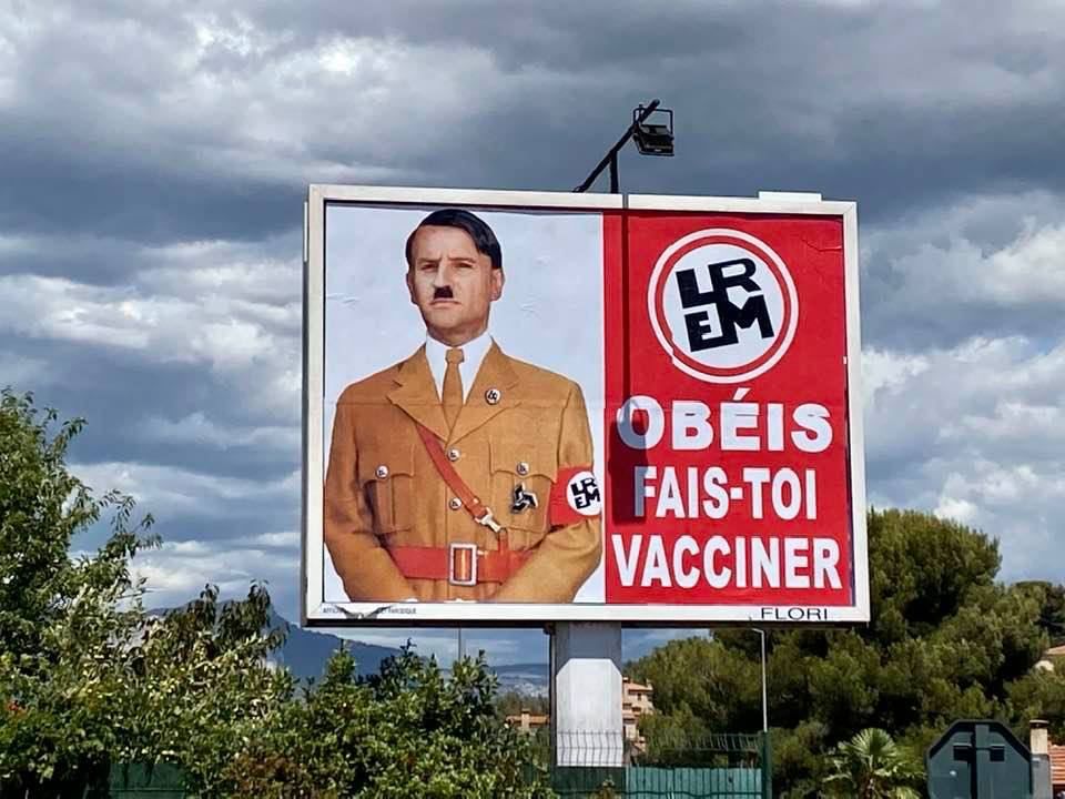Во Франции возбудили дело из-за изображения Макрона в образе Гитлера