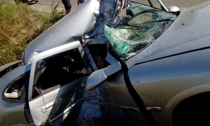 Accident teribil la Cantemir: O persoană a murit după ce maşina în care se afla a intrat într-un gard de beton