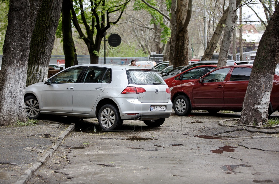 Moldova, ţara şoferilor tupeişti! Cum şi-a parcat maşina un conducător auto