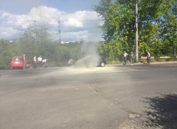 O mașină a luat foc din mers într-o intersecție din Capitală